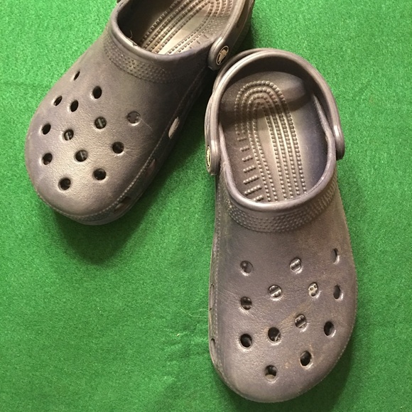 closed heel crocs